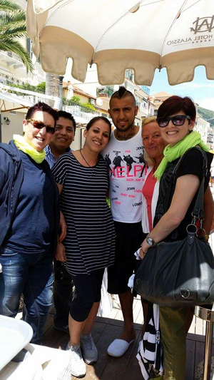 Arturo Vidal sul lungomare di Alassio