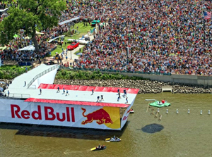 Macchine volanti. IV edizione del Red Bull Flugtag