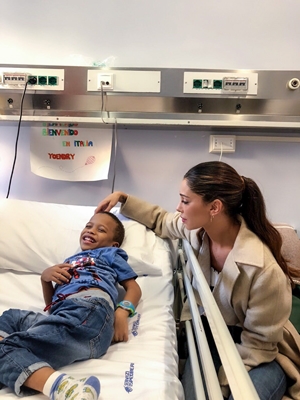 Belen Rodriguez in visita ai bimbi del Gaslini