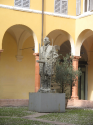 Modena scultura biblioteca